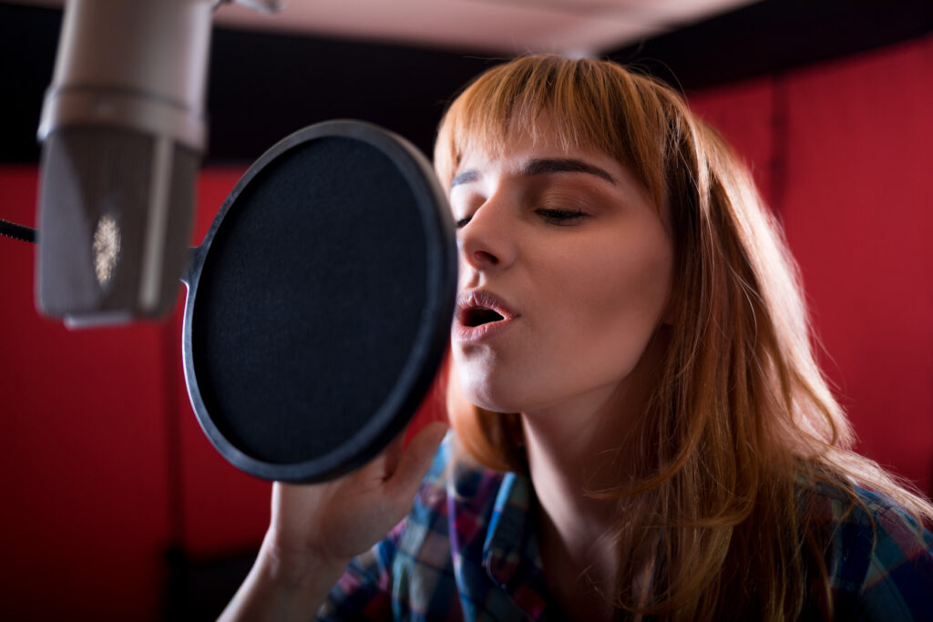 Donna al microfono per creare un video corso