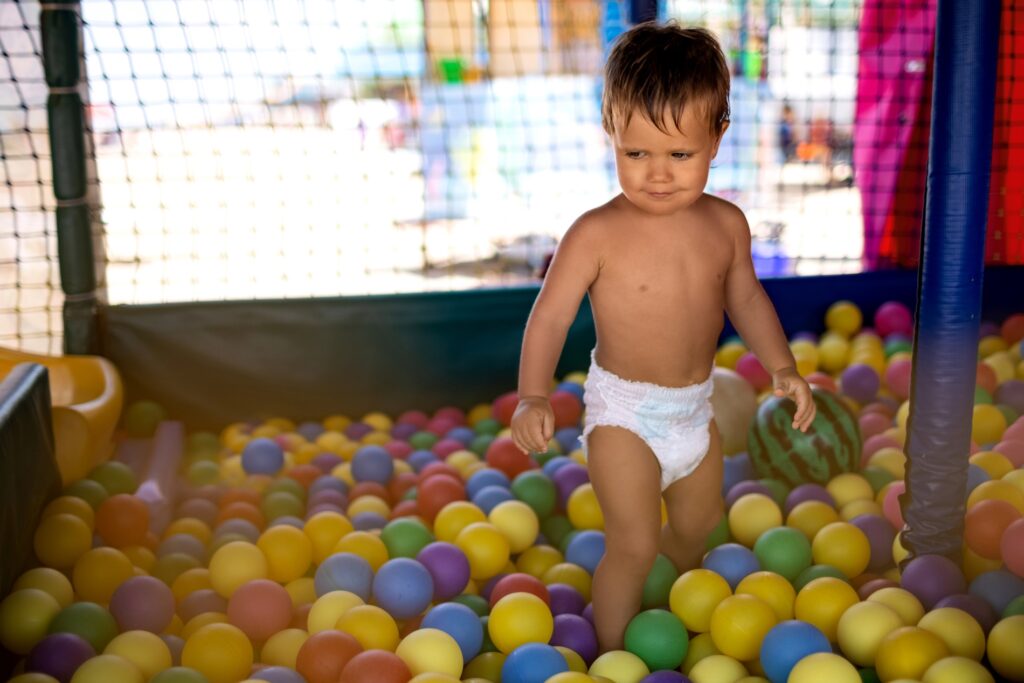 Vasca di palline colorate in ludoteca