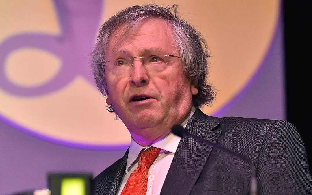 Il prof. Dalgleish dell’Università di Londra chiede lo stop ai vaccini COVID per una rapida progressione dei tumori nei vaccinati. Ma nel 2021 incoraggiava a farli 