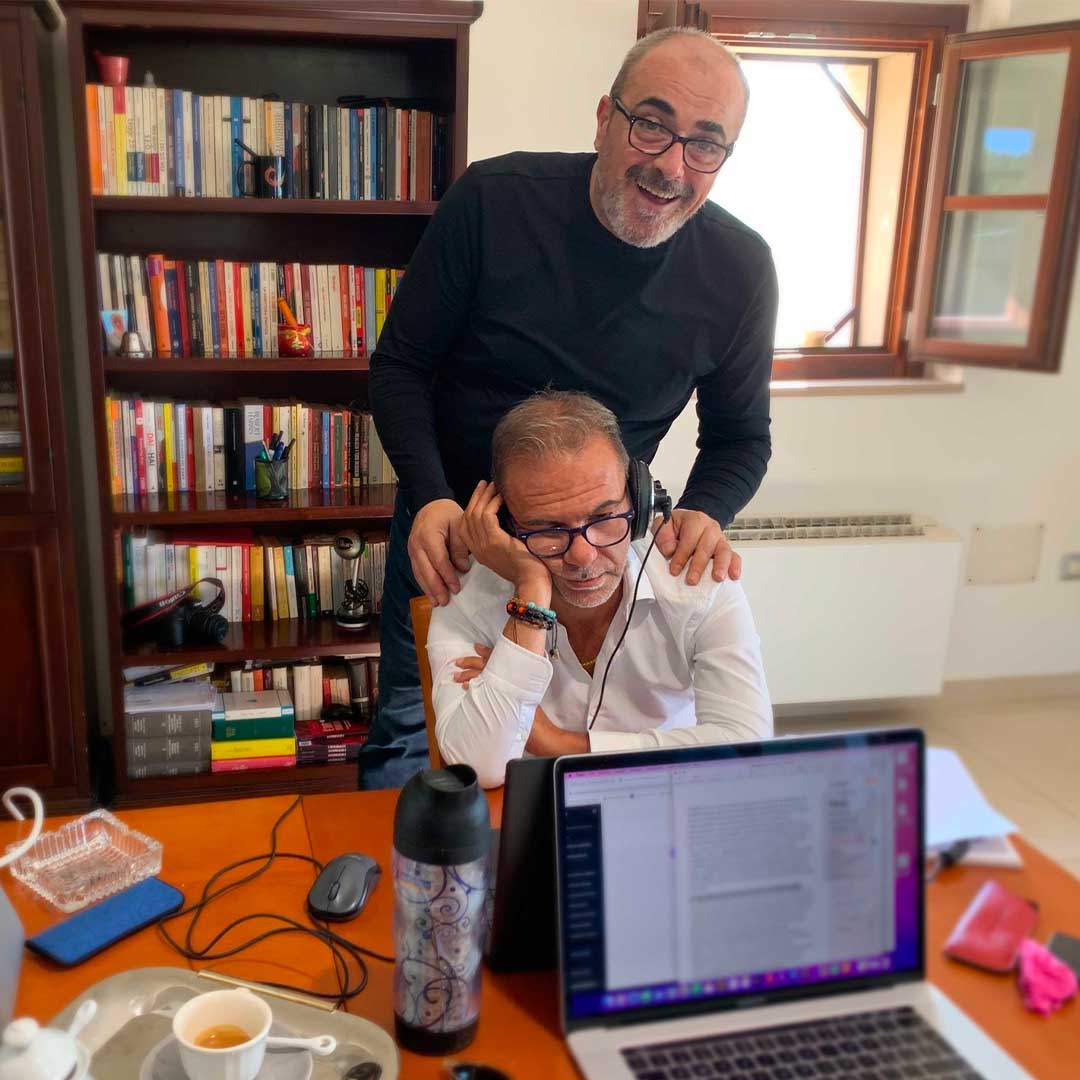 Carlo D’Angiò al lavoro accanto a un cliente durante una consulenza dal vivo