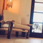 Poltrona rustica con tronchi di legno