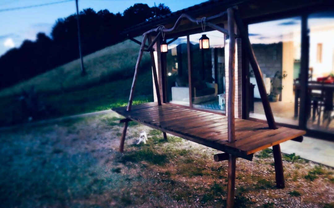 Come ho realizzato un tavolo rustico da esterno con i tronchi raccolti nel bosco