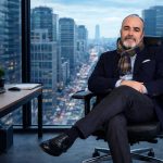 Consulente nel suo ufficio con vista sulla città – strategia digitale e siti web per consulenti 2026