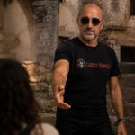 Carlo D'Angiò tende la mano a chi è un passo indietro — metafora del posizionamento autentico nel business online