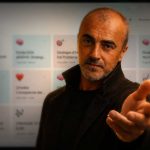 Carlo D'Angiò davanti alla bacheca di NotebookLM, lo strumento con cui scrivere una guida nel laboratorio dal vivo