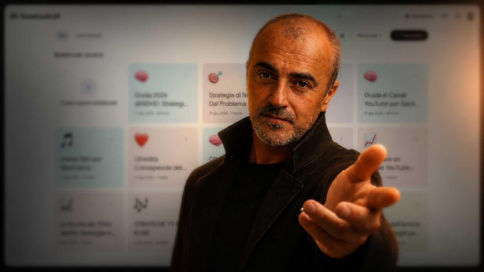 Carlo D'Angiò davanti alla bacheca di NotebookLM, lo strumento con cui scrivere una guida nel laboratorio dal vivo