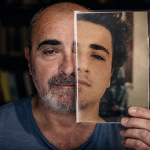 Autodifesa finanziaria: Carlo D'Angiò adulto tiene davanti al volto una fotografia di sé da giovane
