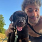 Vincenzo con Ginny, la cucciola di labrador protagonista dell'esperimento di esposizione graduale con i gatti di casa