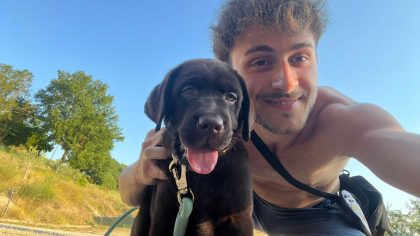 Vincenzo con Ginny, la cucciola di labrador protagonista dell'esperimento di esposizione graduale con i gatti di casa
