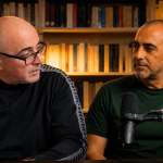 Carlo D'Angiò osserva il suo avatar AI seduto accanto a lui: un'immagine che rappresenta la scelta di usare un avatar nei video mantenendo voce, idee e contenuti originali.
